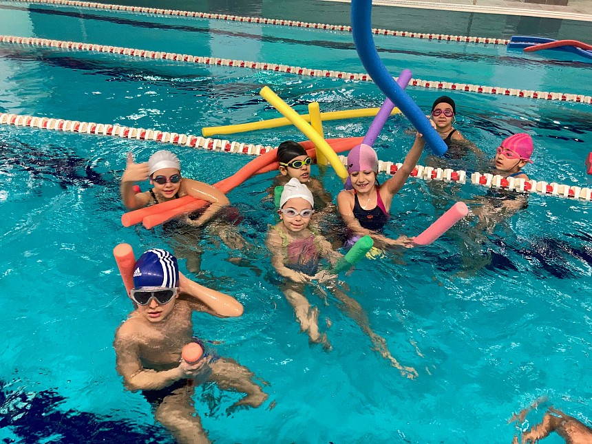 Yüzme Dersleriyle Öğrencilerimiz Yeteneklerini Geliştiriyor 