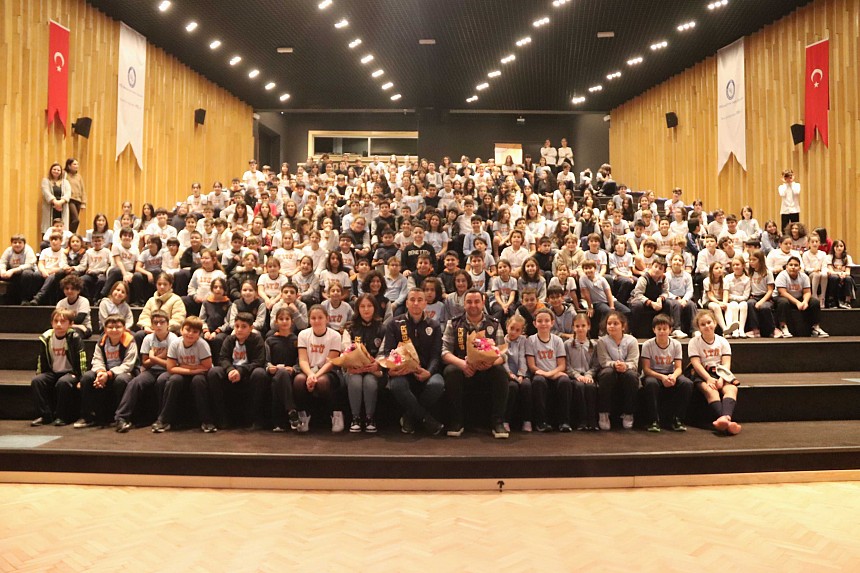 Öğrencilerimiz Güvenli İnternet Kullanımı Seminerine Katıldı