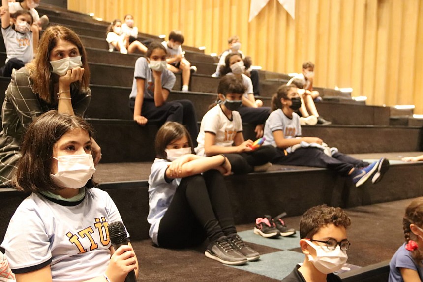 Ortaokul Öğrencilerimiz Okudukları Kitapların Yazarlarıyla Buluştu